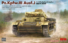 PzKpfw III Ausf J with Workable Track (1/35 Scale) Military Model Kit