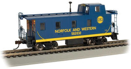 Slanted Offset-Cupola Caboose - Ready to Run -- Norfolk & Western 562832 (blue, yellow)